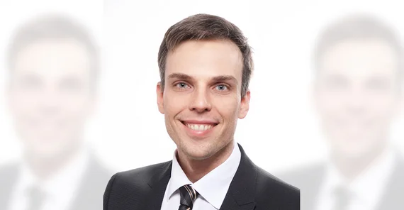 Porträtfoto eines Mannes im Anzug