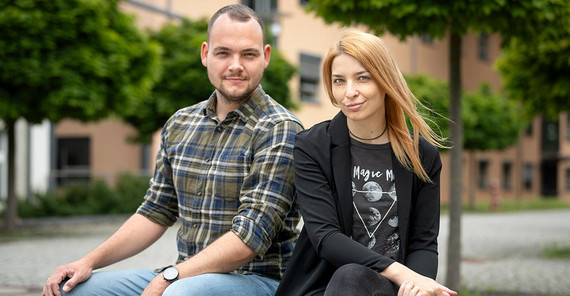 Mandy Brose und Kevin Birkefeld sprechen in ihrem Podcast über Game-based Learning. Mandy Brose (r.) und Kevin Birkefeld (l.)