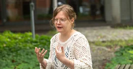 Nina Burau im Gespräch im Innenhof auf dem Campus Griebnitzsee.