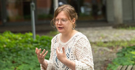 Nina Burau in conversation in the courtyard on the Griebnitzsee campus.