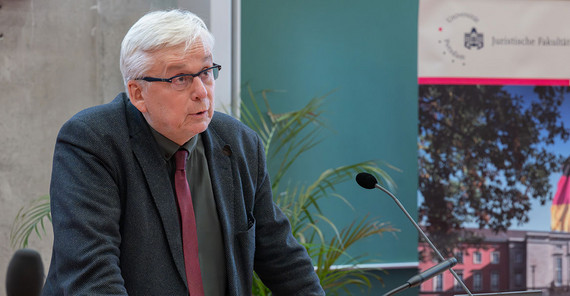 Ein Mensch hält einen Vortrag.