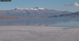 Starkniederschläge haben Bereiche der östlichen Anden in Nordwestargentinien erfasst und dort zu Schneefall auf fast 6000 Meter Höhe (Nevado de Chañi) und zu Regen in den darunterliegenden Bereichen auf fast 4000 Meter geführt. Das beeinflusste Gebiet ist normalerweise sehr trocken, was auch die Salzablagerungen im Vordergrund zeigen. Der See existiert nur aufgrund des starken Niederschlages. (Foto: Bodo Bookhagen)