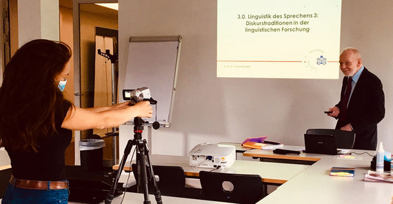 Prof. Dr. Thomas Stehl, wissenschaftlicher Leiter des Studiengangs „Interkulturelle Wirtschaftskommunikation“, bei der Aufzeichnung einer Lehreinheit mit der Studiengangskoordinatorin Sonja Kilian. | Foto: Katharina Bernhardt-Littmann Prof. Dr. Thomas Stehl, wissenschaftlicher Leiter des Studiengangs „Interkulturelle Wirtschaftskommunikation“, bei der Aufzeichnung einer Lehreinheit mit der Studiengangskoordinatorin Sonja Kilian, hier auch als Kameraassistenz-, Regie- und Technik-Beauftragte. | Foto: Katharina Bernhardt-Littmann