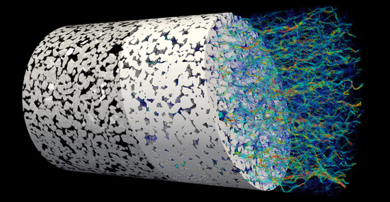 Virtueller Bohrkern eines Bentheim-Sandsteins, typisch für das Norddeutsche Becken: Quarzkörner (hell) und Porenraum (dunkel). Grundlage für 3D-Simulation der Strömungsgeschwindigkeit: niedrig (blau), hoch (rot). So lassen sich chemische und mechanische Prozesse auf kleiner Skala besser verstehen und auf die Makroebene der Reservoire hochskalieren. | Bild: Maria Wetzel, GFZ