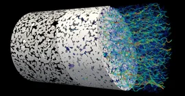 Virtueller Bohrkern eines Bentheim-Sandsteins, typisch für das Norddeutsche Becken: Quarzkörner (hell) und Porenraum (dunkel). Grundlage für 3D-Simulation der Strömungsgeschwindigkeit: niedrig (blau), hoch (rot). So lassen sich chemische und mechanische Prozesse auf kleiner Skala besser verstehen und auf die Makroebene der Reservoire hochskalieren. | Bild: Maria Wetzel, GFZ