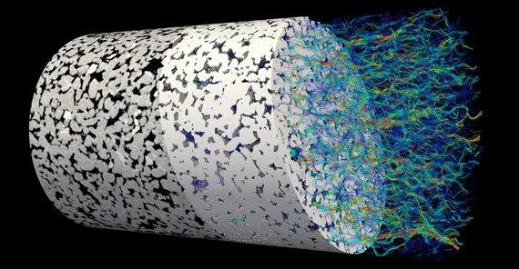 Virtueller Bohrkern eines Bentheim-Sandsteins, typisch für das Norddeutsche Becken: Quarzkörner (hell) und Porenraum (dunkel). Grundlage für 3D-Simulation der Strömungsgeschwindigkeit: niedrig (blau), hoch (rot). So lassen sich chemische und mechanische Prozesse auf kleiner Skala besser verstehen und auf die Makroebene der Reservoire hochskalieren. | Bild: Maria Wetzel, GFZ