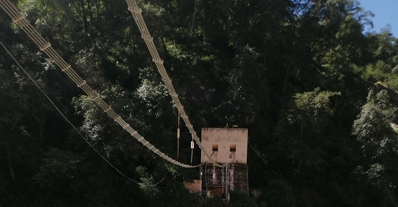 Eine zerstörte Hängebrücke in Vishnuprayag. Ein Überbleibsel des Chamoli Disasters.