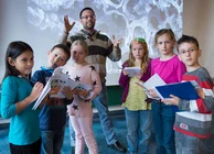 Der Chemiker Prof. Dr. Andreas Taubert in der Kinderuni der Universität Potsdam (Karla Fritze)