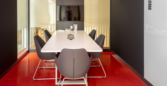 Funktionale Arbeitsplätze und eine Lounge in modernen Acoustic Pods im Hörsaalgebäude auf dem Campus Griebnitzsee | Foto: Thomas Roese