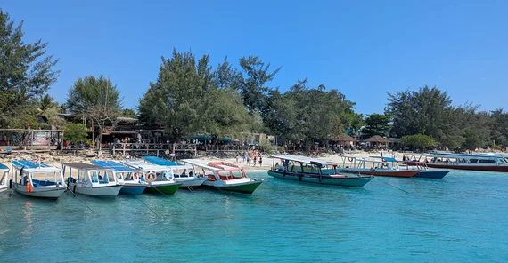 Boote in einem kleinen Hafen bei Bali
