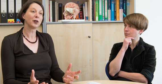 In der PIER-Studie untersuchen Prof. Dr. Birgit Elsner und Projektkoordinatorin Dr. Juliane Felber seit 2005 kontinuierlich, wie sich Kinder und Jugendliche entwickeln. Foto: Karla Fritze