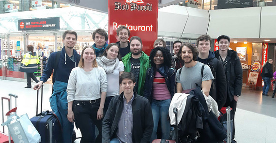 Das Potsdamer iGEM-Team vor dem Abflug nach Boston. | Foto: iGEM Potsdam. Das Potsdamer iGEM-Team vor dem Abflug nach Boston. | Foto: iGEM Potsdam.