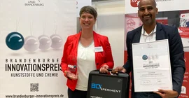 Dr. Franziska Pruin von der UP Transfer GmbH und Prof. Dr. Amitabh Banerji mit dem Experimentierkoffer bei der Preisverleihung in Cottbus. Das Foto ist von Christoph Blase.
