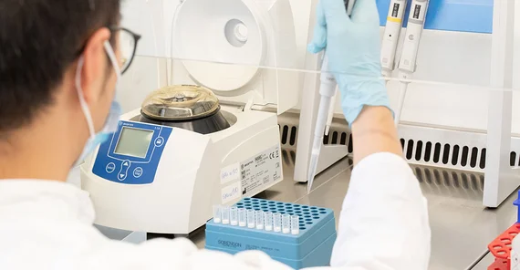 The saliva samples of the test subjects are analyzed for stress hormones directly on site.