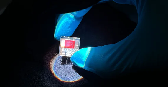 Solarzelle mit Passivierung im Labor unter simuliertem Sonnenlicht.