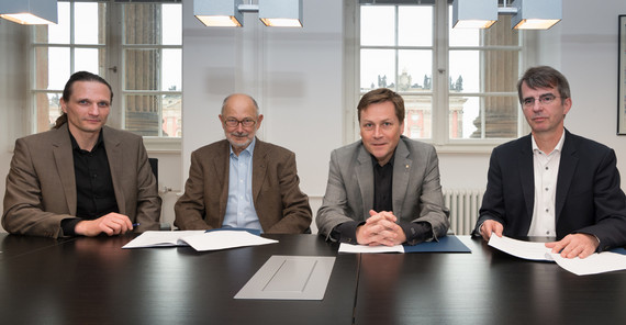 Dr. Berno Bahro, 1. Vorsitzender des USV, Prof. Dr. Dieter Wagner, 2. Vorsitzender des USV, Prof. Oliver Günther, Ph.D., Präsident der Universität Potsdam, Frank Horn, Geschäftsführer der Hoffbauer gGmbH. Foto: Karla Fritze/Universität Potsdam.