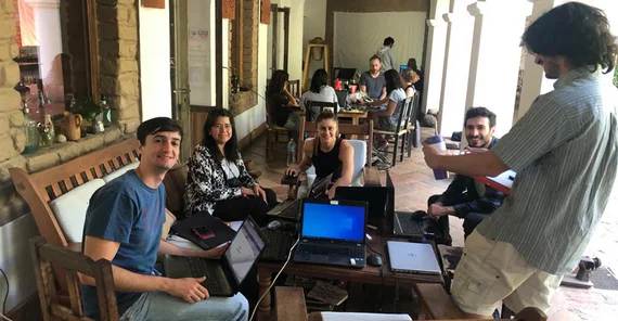 Das Bild zeigt die Studierenden bei der Auswertung der Fernerkundungsdaten im Hotel. Das Foto ist von Manfred Strecker.