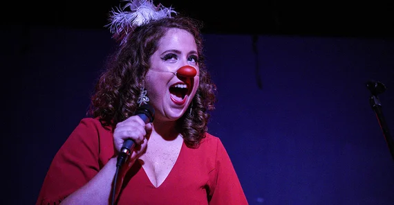 Dotti Moscati, a Berlin burlesque performer originally from Chicago, has enriched the Berlin scene as a “burlesque clown” since 2017.