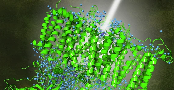 Das Bild veranschaulicht, wie bei der Elektronenmikroskopie der Elektronenstrahl mit einem Protein interagiert und detaillierte Informationen über die Struktur des Proteins liefert.