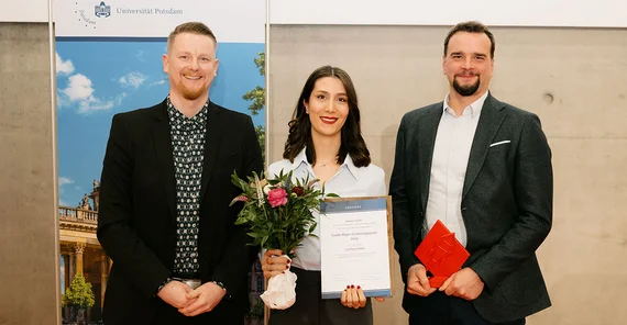 Guido-Reger-Gründungspreisträgerin Ghazaleh Madanie mit dem Geschäftsführer von Potsdam Transfer Sascha Thormann (r.) und Johannes Zier (l.) vom Startup Service.