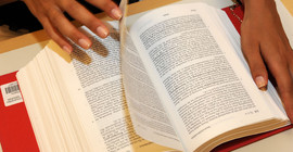 Eine Juristin und ein Germanist helfen Jura-Studierenden, nicht nur rechtssicher, sondern auch verständlich zu schreiben. | Foto: Karla Fritze