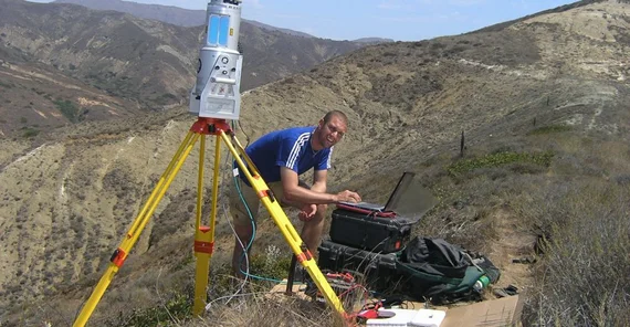 Bei Messungen zur Erosionsbestimmungen auf dem Santa Cruz Island (USA), Foto: Bodo Bookhagen