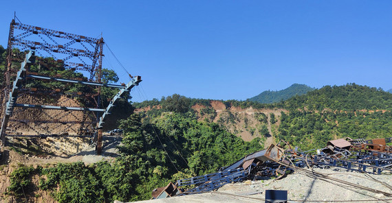 Eine Brücke, die noch während des Baus kollabierte. Eine Brücke, die noch während des Baus kollabierte.