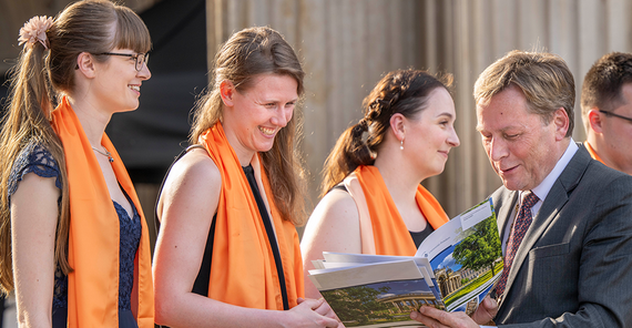 Der Präsident der Universität, Prof. Oliver Günther, Ph.D., ehrte die Jahrgangsbesten aller Fakultäten.