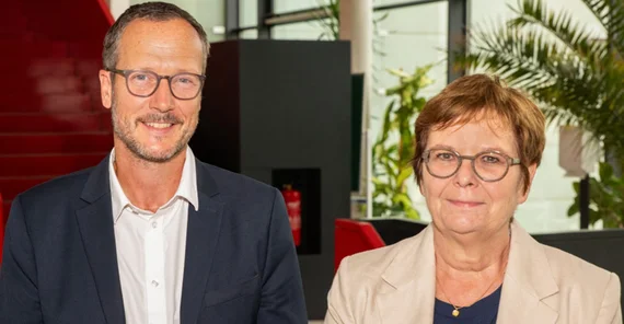 Prof. Dr. Barbara Höhle, Vizepräsidentin für Forschung, wissenschaftliche Qualifizierungsphase und Chancengleichheit (rechts) und Prof. Dr. Philipp Richter, DFG-Vertrauensdozent (links)
