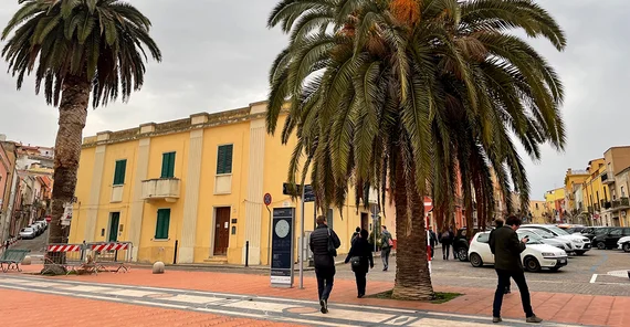 Das Bild zeigt die Stadt Sant’Antioco auf Sardinien. Foto: Juliane Seip