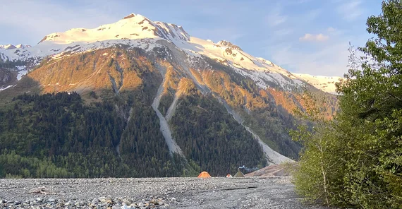 In May 2023, the team boarded the plane in the hope of mild, early summer conditions. But it rained a lot, the camp was flooded and had to be rebuilt elsewhere.