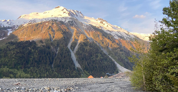 In May 2023, the team boarded the plane in the hope of mild, early summer conditions. But it rained a lot, the camp was flooded and had to be rebuilt elsewhere.