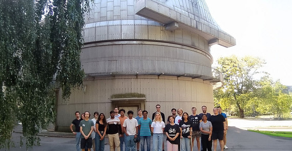 Teilnehmende des Workshops 2025 posieren für ein Gruppenfoto vor dem Perek-Teleskop.