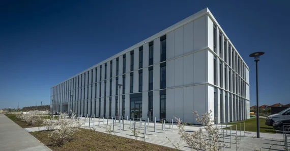 Das Bild zeigt das neue Gebäude des Instituts für Informatik und Computational Science, Außenansicht. Das Foto ist von Thomas Roese.