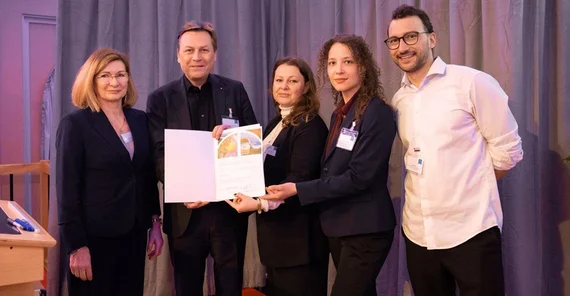 Präsident Prof. Oliver Günther, PhD (2.v.l.) bei der Unterzeichnung der Okanagan Charta am Rande des Sportempfangs mit Dr. Petra Bischoff-Krenzien, Leiterin des Zentrums für Hochschulsport, Jule Seiffert, Koordinatorin des studentischen Gesundheitsmanagements, Adina Bruewer, Koordinatorin des betrieblichen Gesundheitsmanagements und Julius Kühn, Berater für die TK (v.l.n.r.).