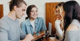 Junge Studierende unterhalten sich | Foto: Unsplash / Brooke Cagle