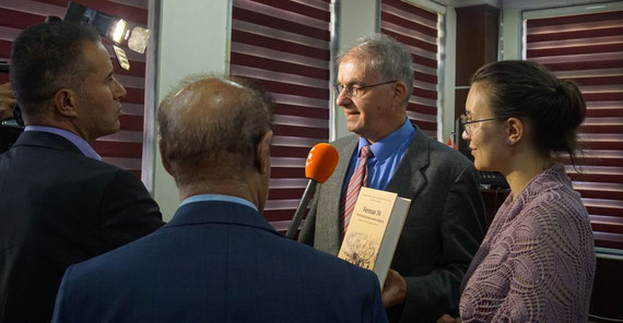 Dr. Stefan Gatzhammer gibt ein TV-Interview zum Buchprojekt „Ferman 74“. | Foto: Valentina Meyer-Oldenburg Dr. Stefan Gatzhammer gibt ein TV-Interview zum Buchprojekt „Ferman 74“. Das Foto ist von Valentina Mezer-Oldenburg