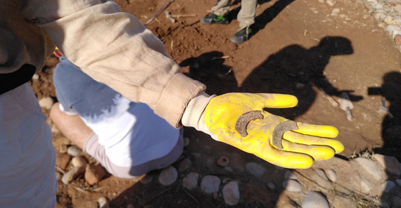 Eine Hand hält Steinstücke