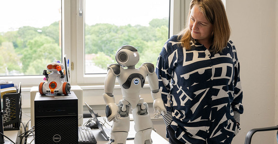 Roboter Nao im Büro von Katharina Kühne.