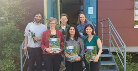 Gruppenfoto mit sechs Forschenden bei einer Preisverleihung