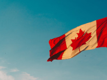 kanadische Flagge weht im Wind