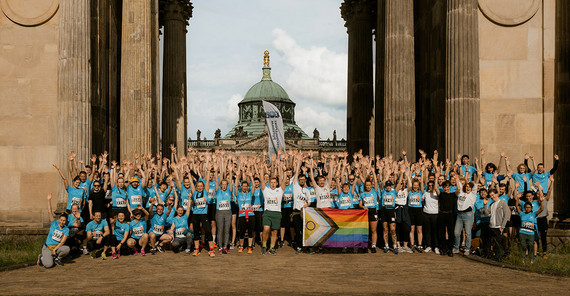 Team-Foto der „UP Runners“ in der Kolonnade
