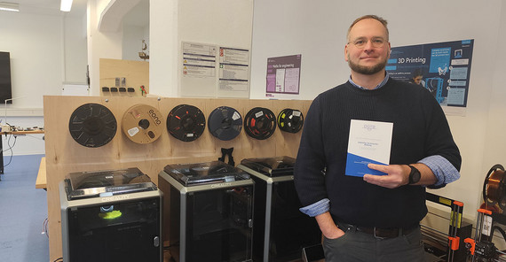 Mensch posiert für Foto.