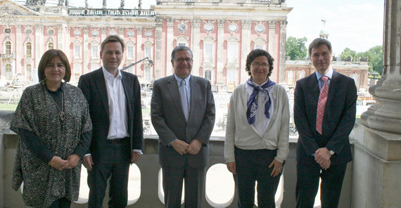 Die Bo Die Botschafterin der Republik Kolumbien, María Lorena Gutiérrez, gemeinsam mit Unipräsident Oliver Günther und dem Präsidenten der Universidad de los Andes in Bogota, Pablo Navas, sowie dessen Vizepräsidentin für Forschung, Silvia Restrepo, und dem Kanzler der Uni Potsdam, Karsten Gerlof (v.l.n.r.) Foto: Marita Böhning