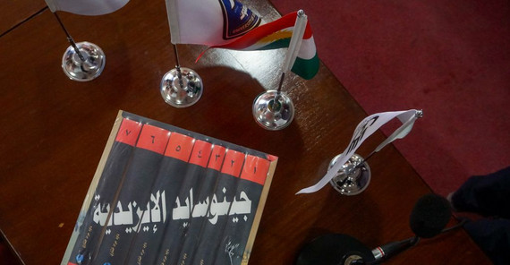 Die arabische Originalpublikation über den „Genozid an den Jesiden“ | Foto: Valentina Meyer-Oldenburg Das Bild zeigt die arabische Originalpublikation über den „Genozid an den Jesiden“. Das Foto ist von Valentina Mezer-Oldenburg.
