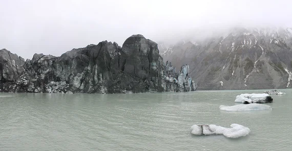 View of the Lituya Glacier: the ice front still protrudes some 40 to 50 meters out of the water.