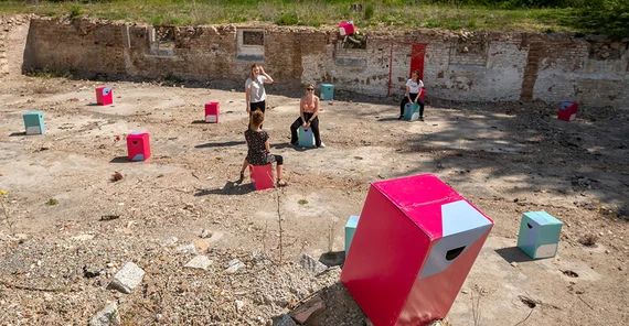 Studentinnen der Grundschulpädagogik üben sich in Baukultur.