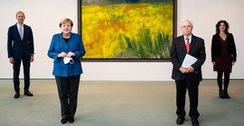 Die Potsdamer Verwaltungswissenschaftlerin und stellvertretende Vorsitzende des Normenkontrollrats (NKR) Prof. Dr. Sabine Kuhlmann (rechts) bei der Übergabe des NKR-Jahresberichts an Bundeskanzlerin Angela Merkel. | Foto: Bundesregierung/Sandra Steins