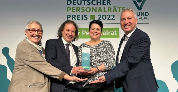 v.l.n.r.: Elke Hannack (stellv. Vors. des DGB), Alexander Beyer (Vors. d. GPR), Franka Bierwagen (ehemalige Vors.d.GPR, Vorstand Hauptpersonalrat) und Daniel Merbitz (Mitgl. d. Vorstandes der GEW)