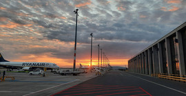 Ein Flugfeld in stimmungsvolles Morgenlicht getaucht.